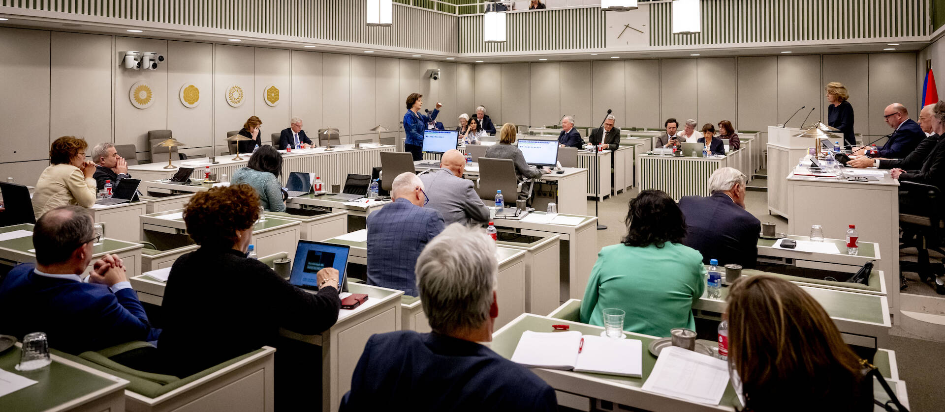 Foto van de plenaire zaal van de Eerste Kamer tijdens het debat op 15 april 2024