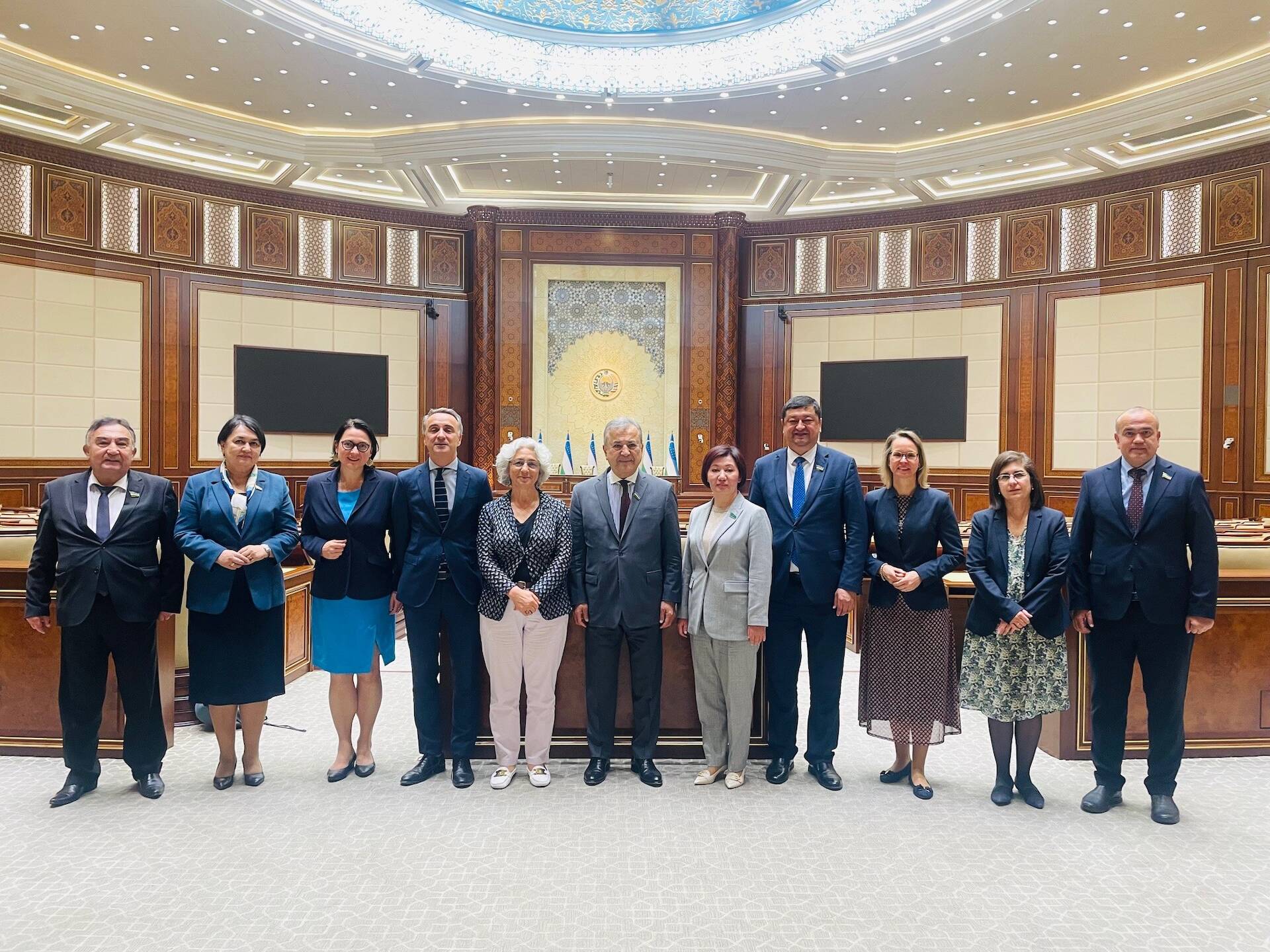 Groepsfoto in de senaat van Oezbekistan