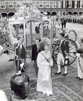 Prinsjesdag 1970. Kroonprinses Beatrix en Prins Claus arriveren op het Binnenhof.