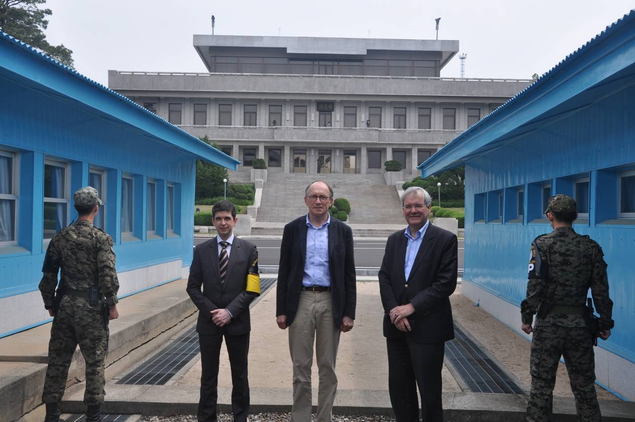 Eerste Kamervoorzitter Fred de Graaf en Griffier Geert Jan Hamilton bij demarcatielijn, met zicht op Noord-Korea