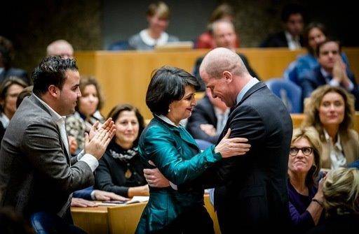 PvdA-leider Diederik Samsom feliciteert de nieuwe Tweede Kamervoorzitter en partijgenote Khadija Arib, direct na haar verkiezing (Bart Maat)