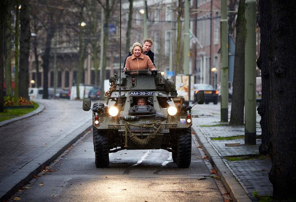 Een foto van Phil Nijhuis waarbij minister Hennis-Plasschaert (Defensie) in een tank op het Voorhout rijdt