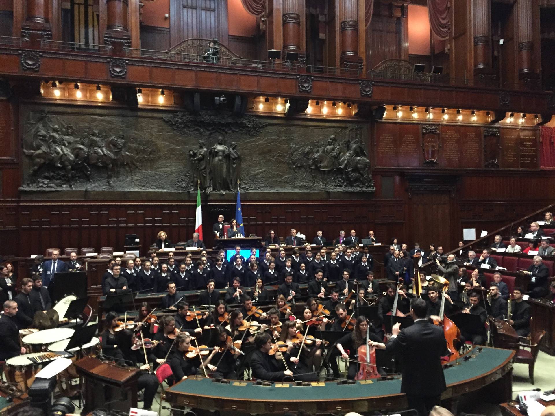 De plenaire zaal van het Italiaanse Huis van Afgevaardigden met op de voorgrond het jeugdorkest en het kinderkoor van het Teatro dell'Opera