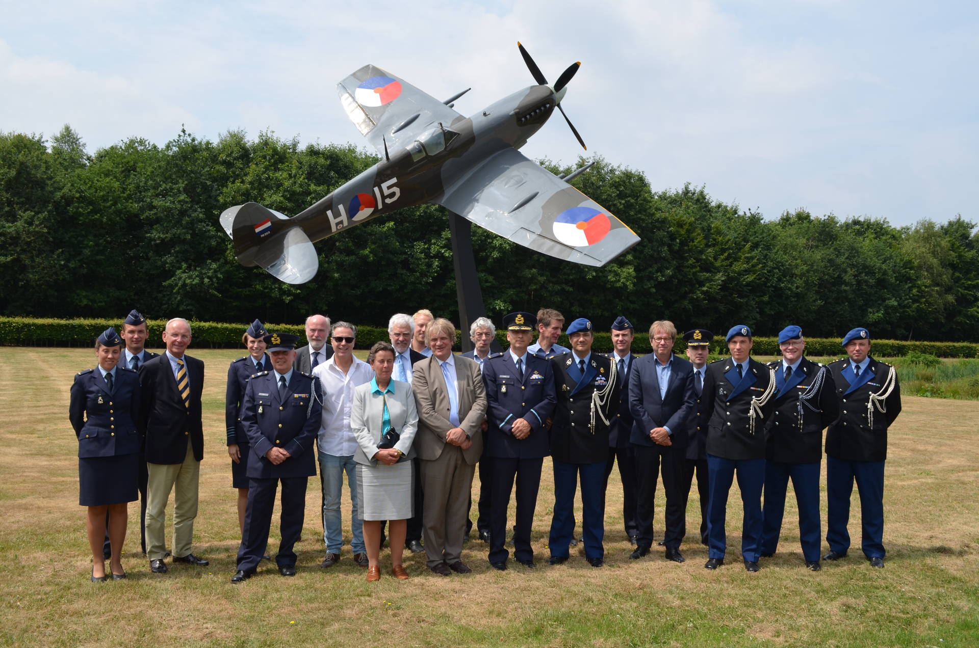 Leden Eerste Kamer bezoeken Koninklijke Marechaussee en Commando Luchtstrijdkrachten