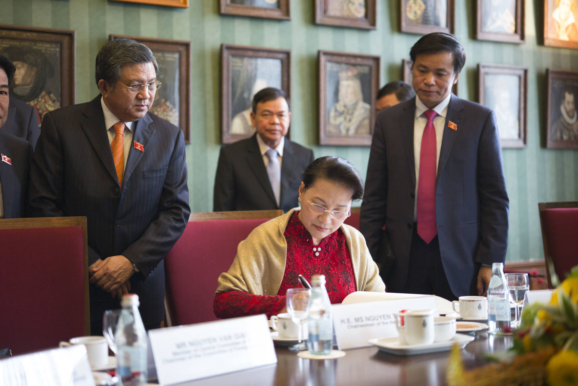 Voorzitter Nguyen Thi Kim Ngan tekent het gastenboek