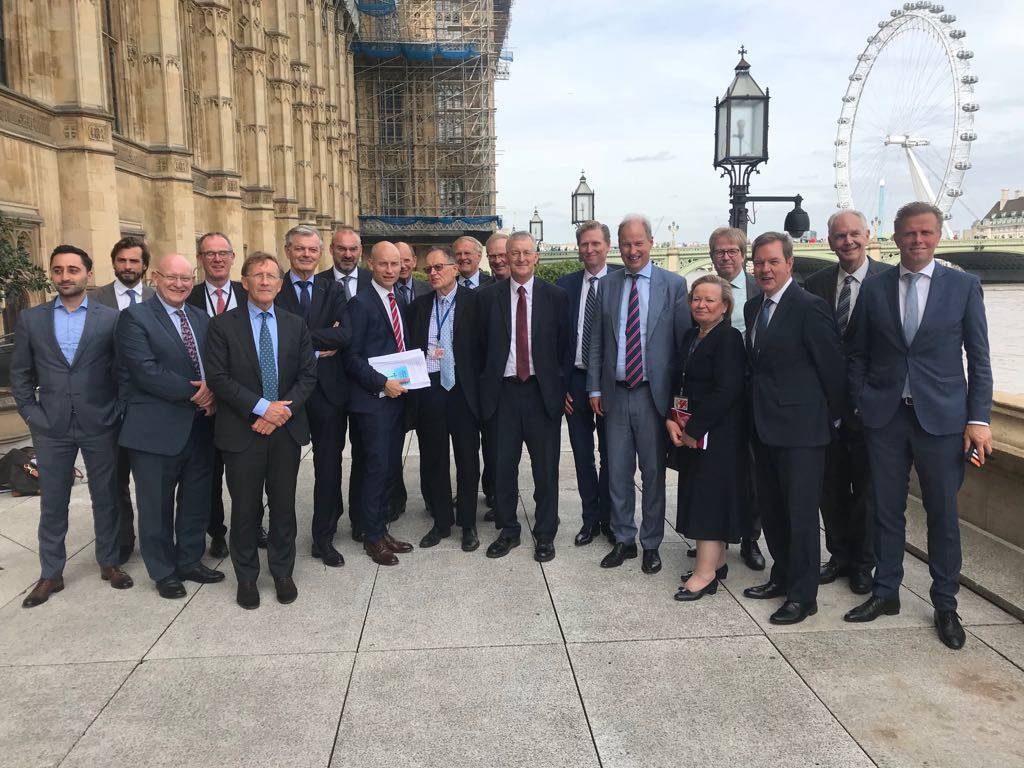 Eerste en Tweede Kamerleden samen met leden van de House of Commons en de House of Lords