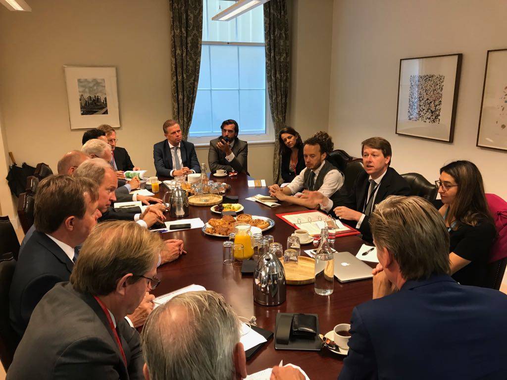 Kamerleden in gesprek met staatssecretaris Robin Walker van Brexit-zaken