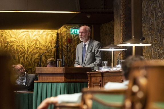 Senator Schaper (D66) tijdens een debat in de Eerste Kamer, 30 juni 2015