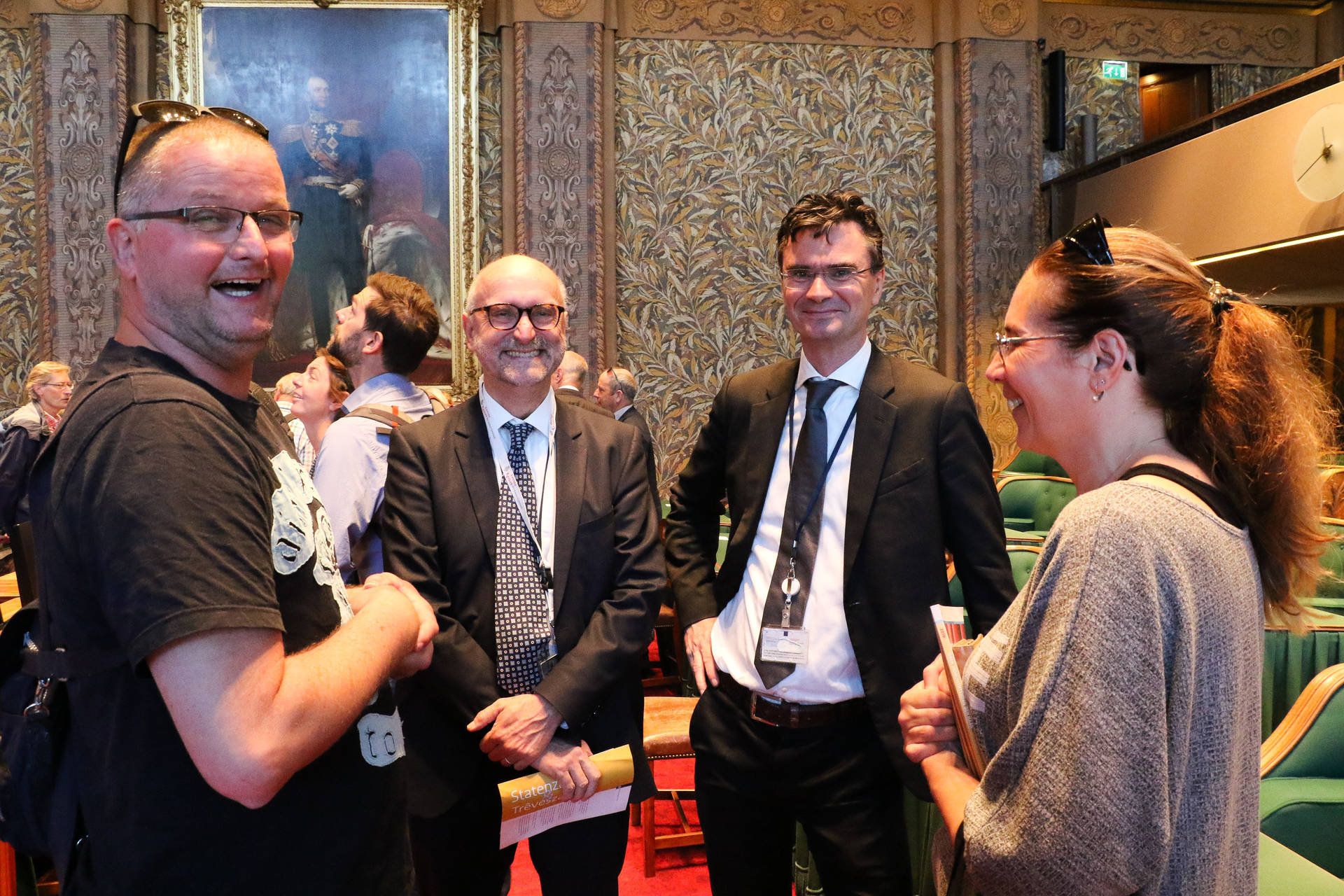 FVD-senatoren Cliteur en Van Wely (midden) in gesprek met bezoekers