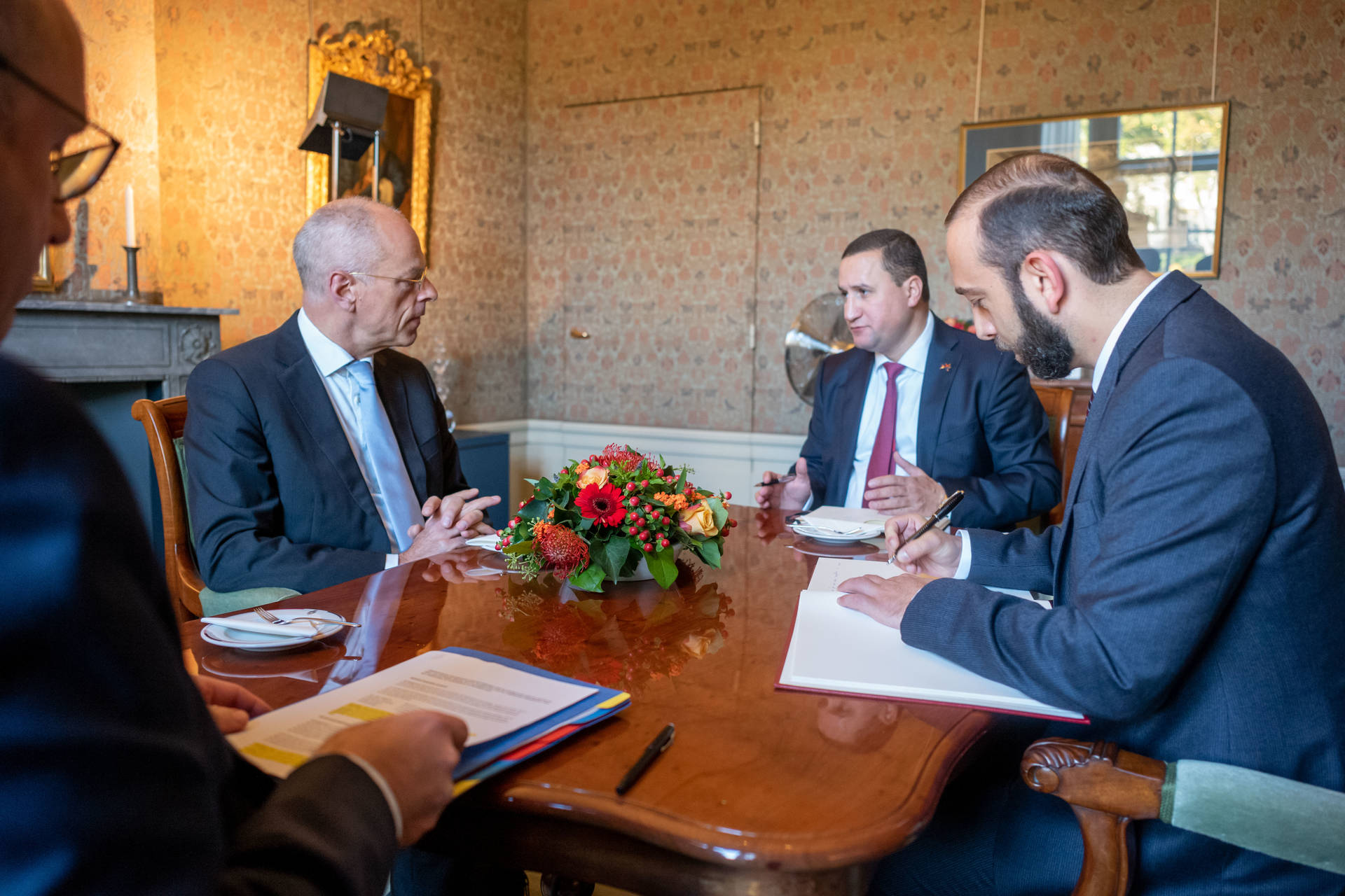 Armeense parlementsvoorzitter bezoekt Nederland