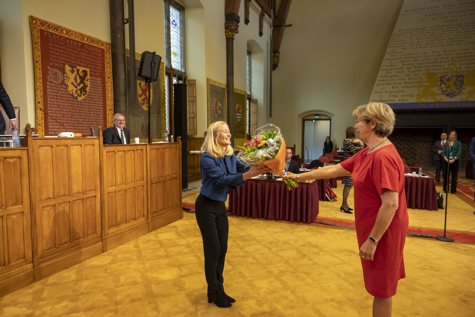 Felicitaties voor senator Adriaansens (VVD) die in het debat haar maidenspeech hield