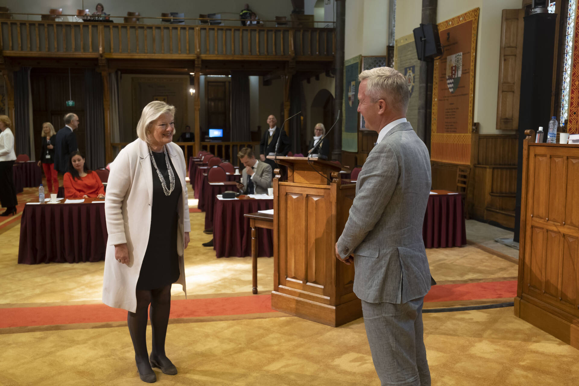 Felicitaties voor senator Van der Burg (VVD) die in het debat zijn maidenspeech hield