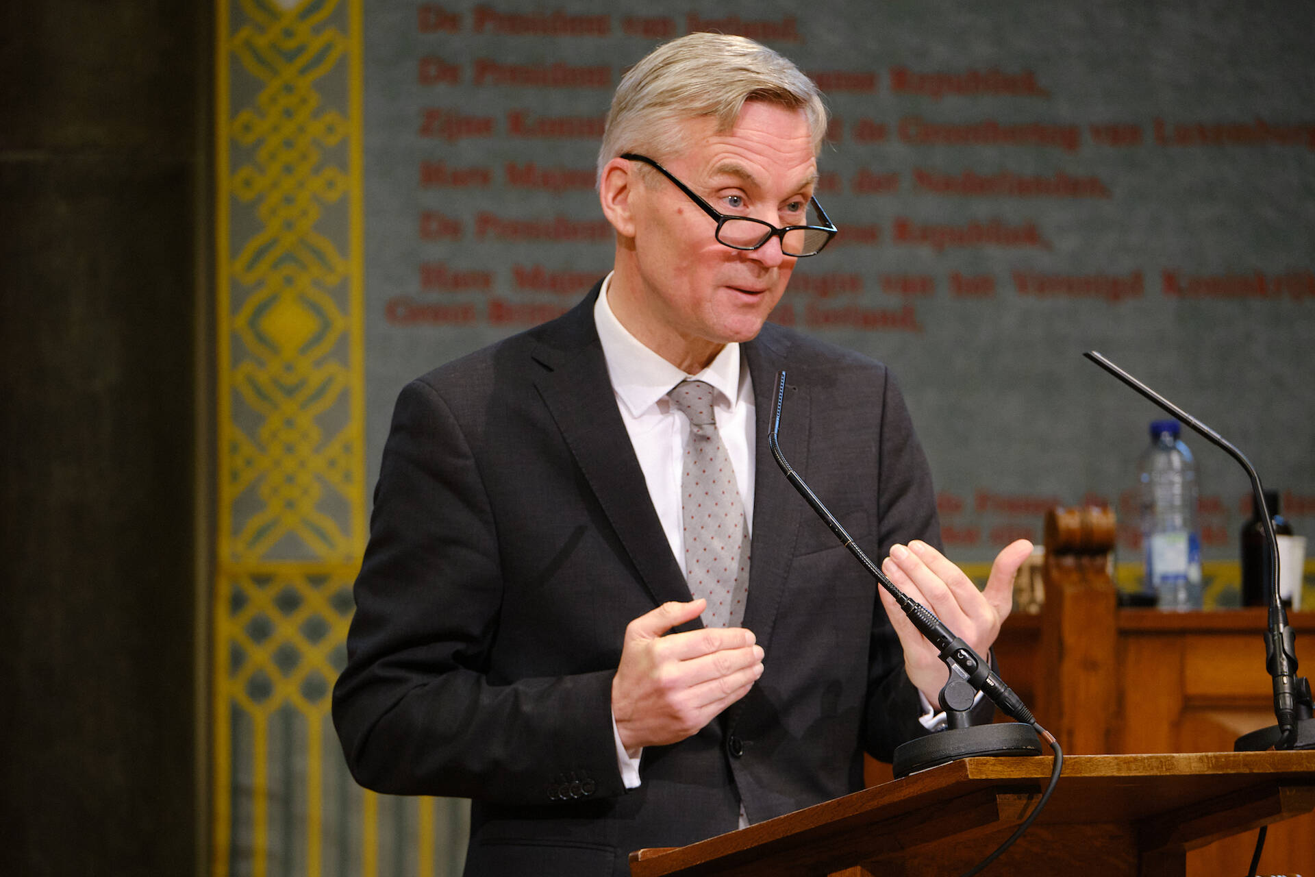Senator Van der Burg (VVD)