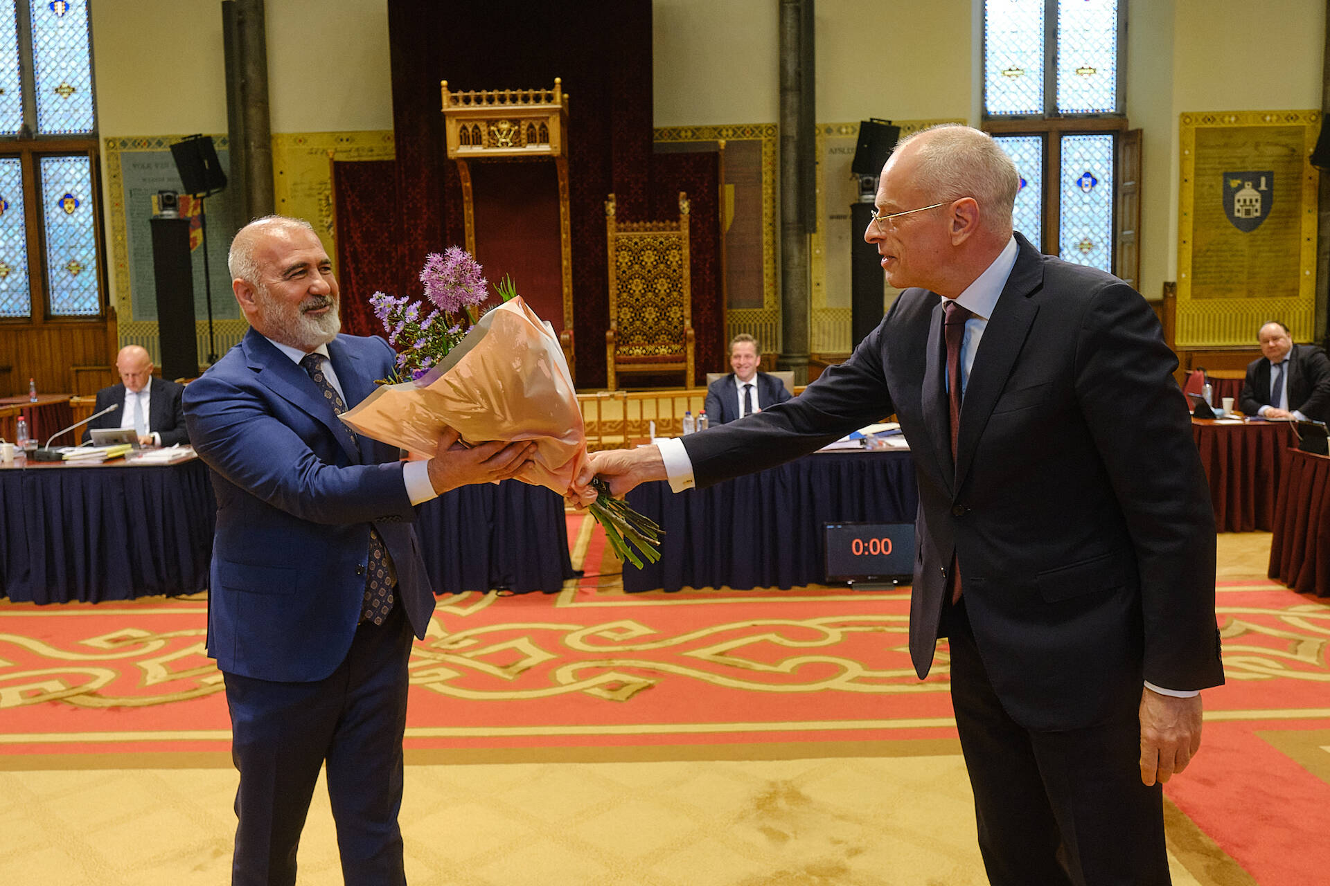 Felicitaties van Eerste Kamervoorzitter Jan Anthonie Bruijn voor senator Karakus die zijn maidenspeech hield
