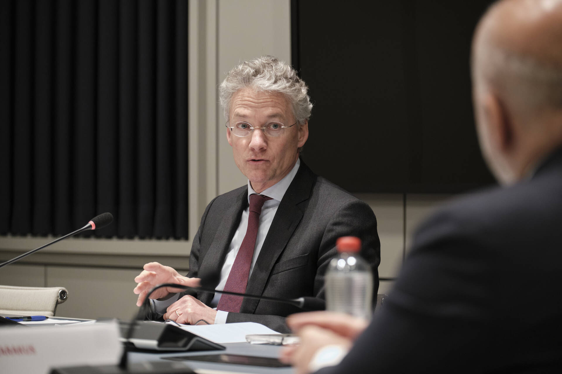 Maarten Camps (UWV) in gesprek met de commissie