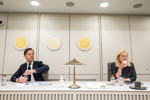 Minister-president Rutte (links) en minister Kaag (rechts) tijdens het debat op 15 maart 2022