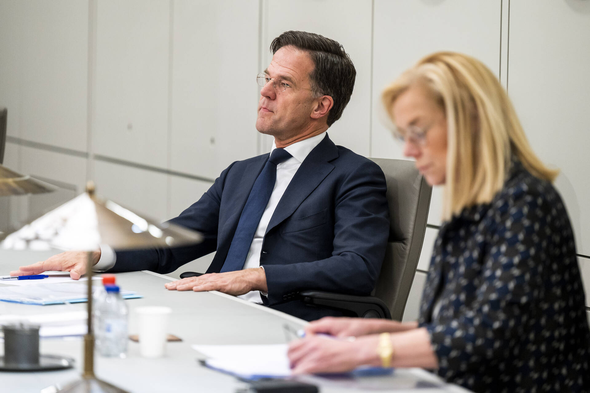 Minister-president Rutte (links) en minister van Financiën Kaag (rechts) tijdens het debat op 15 maart 2022 