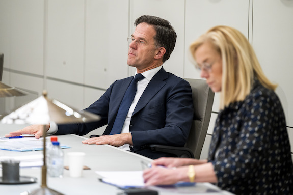 Minister-president Rutte (links) en minister van Financiën Kaag (rechts) tijdens het debat op 15 maart 2022 
