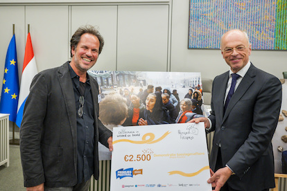 Eerste Kamervoorzitter Jan Anthonie Bruijn reikt de PrinsjesFotoprijs aan Wiebe Kiestra uit