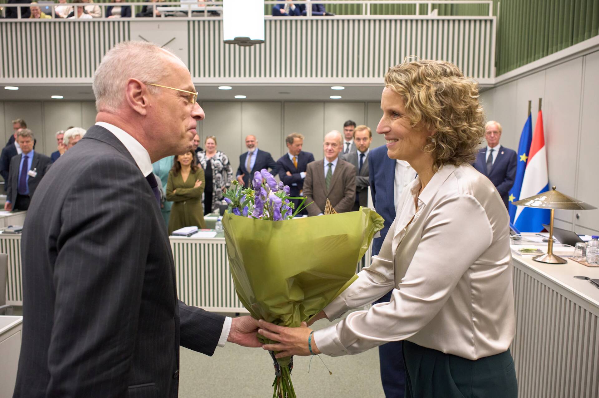 Kamervoorzitter Bruijn feliciteert Mirjam Krijnen na afloop van de installatie.