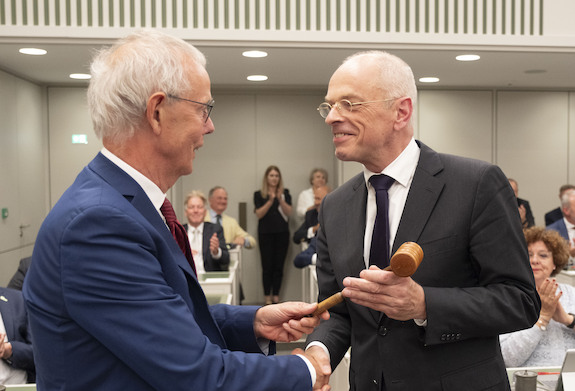 Jan Anthonie Bruijn krijgt de voorzittershamer uit handen van Tiny Kox die de verkiezing leidde