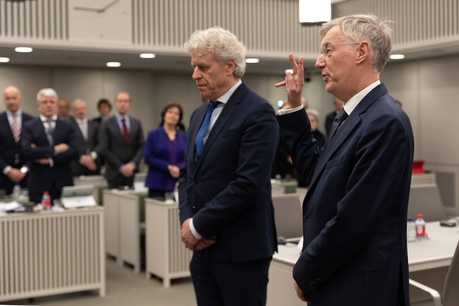 V.l.n.r.: De Leden Van Kesteren (PVV) en De Vries (SGP) worden geïnstalleerd als Eerste Kamerlid.