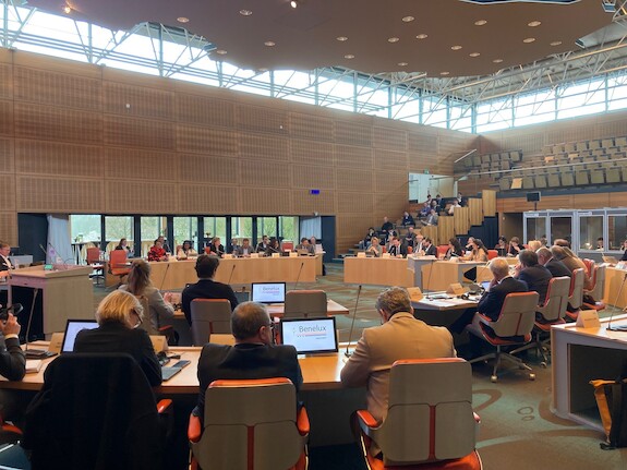 De leden van het Beneluxparlement vergaderen in het Provinciehuis van Overijssel