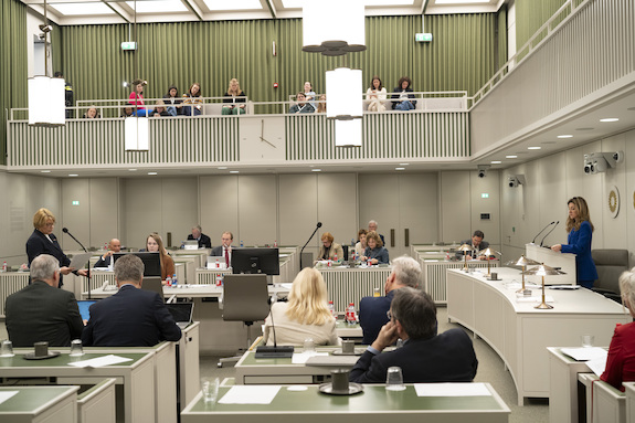 Foto van de plenaire zaal van de Eerste Kamer tijdens het debat op 19 maart 2024
