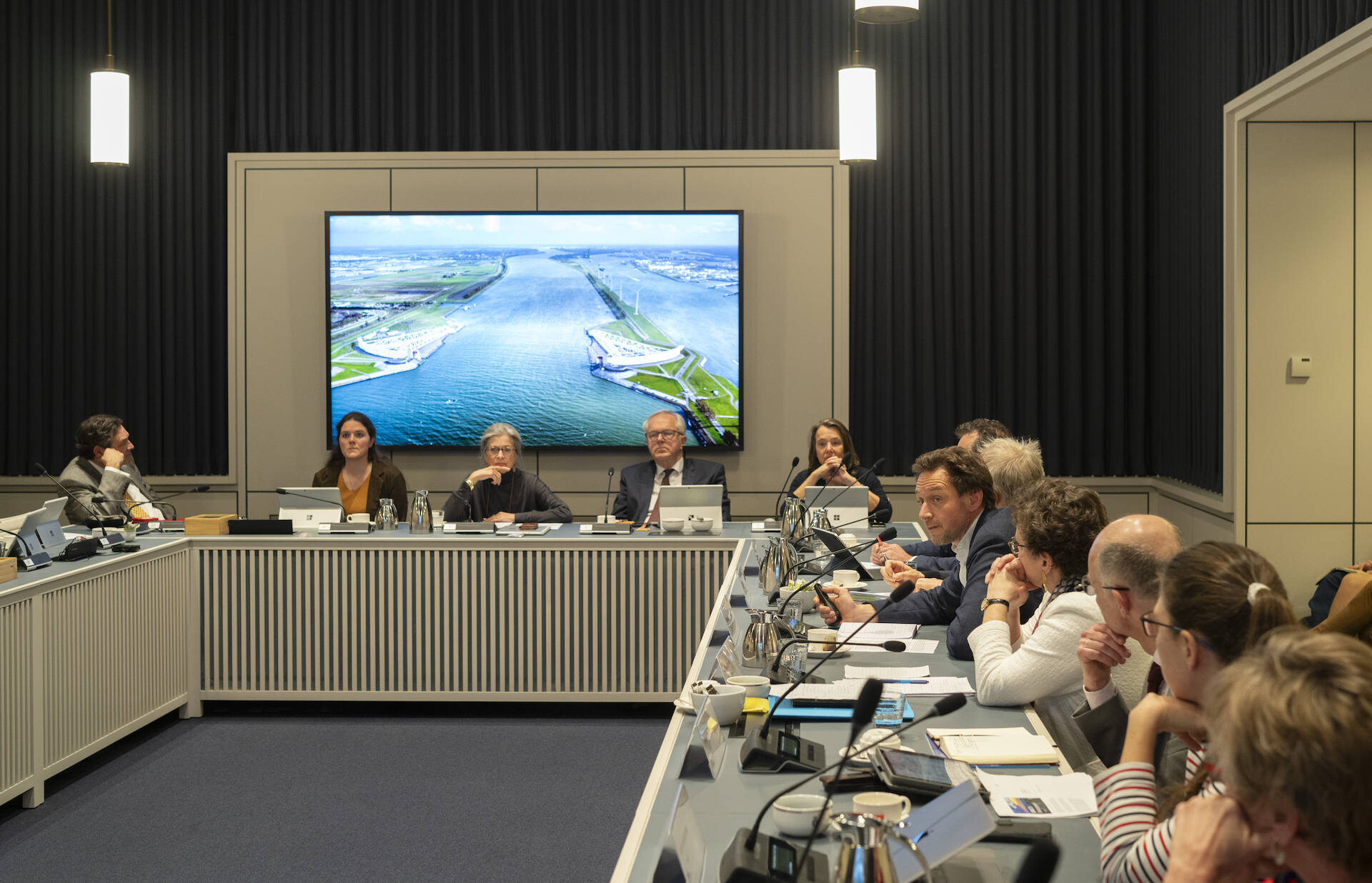 Foto van de vergadering van de commissie IWO in een Commissiekamer van de Eerste Kamer