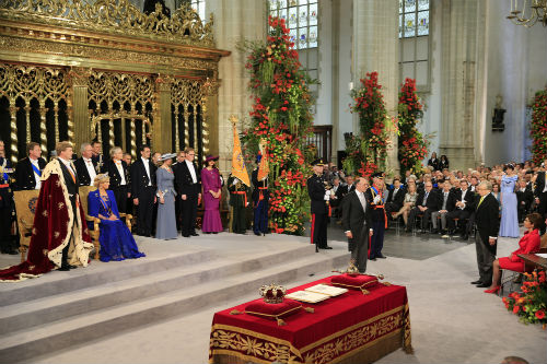 De voorzitter voor het bordes met koning en koningin