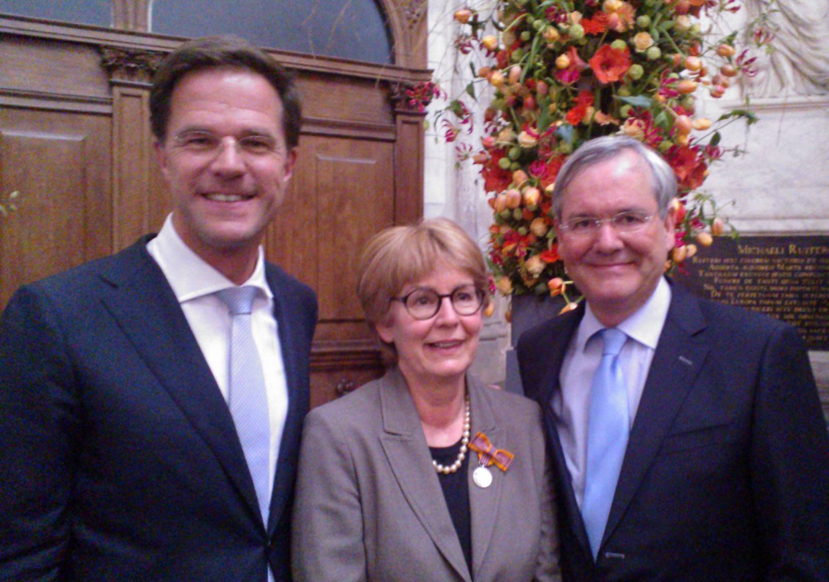 Minister-president Mark Rutte, mevrouw Klaartje Sanders-Koomans en Griffier Geert Jan Hamilton