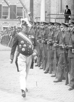 Minister dr. Hendrikus Colijn in gala-uniform tijdens Prinsjesdag 1938