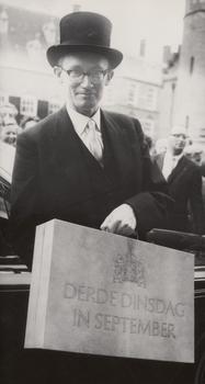 Prinsjesdag 1964. Minister van Financien Prof.Dr.H.J. Witteveen met het nieuwe Derde Dinsdag in September koffertje bij de ingang naar de Tweede Kamer. 
