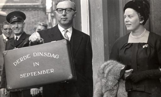 Prinsjesdag 1961. Minister van Financien Prof.Dr.J. Zijlstra met het (oude) koffertje van de Derde Dinsdag in September, komt de miljoenennota aanbieden in de Tweede Kamer. 