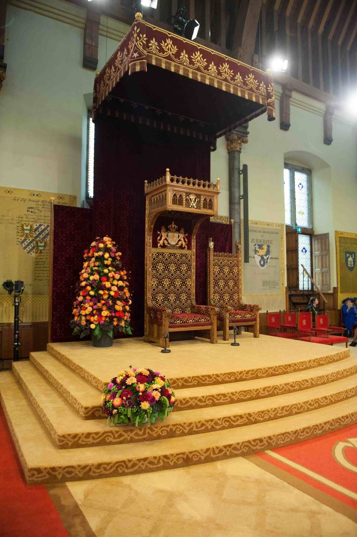 De tronen in de Ridderzaal klaar voor Prinsjesdag