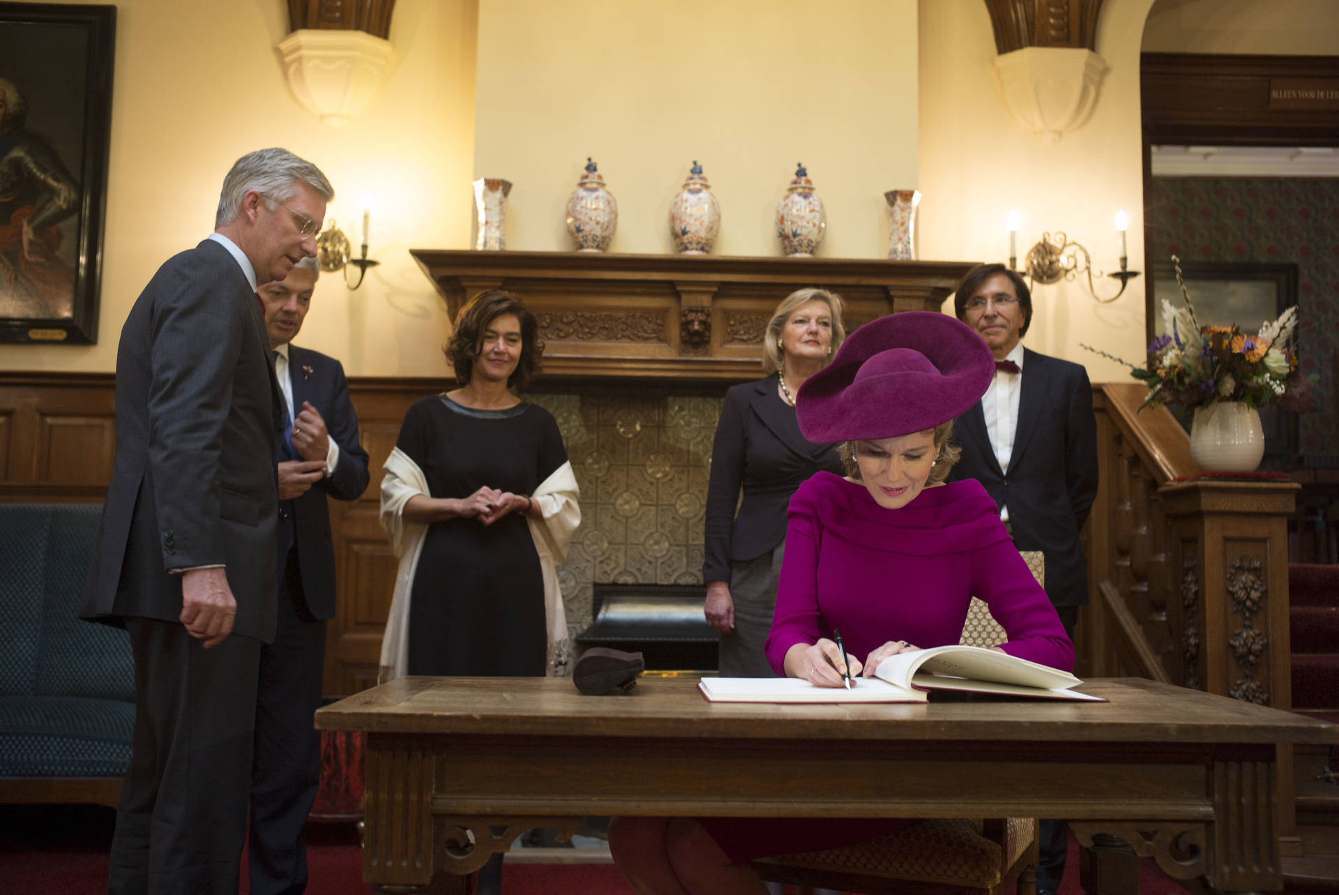 Koningin Mathilde tekent het gastenboek