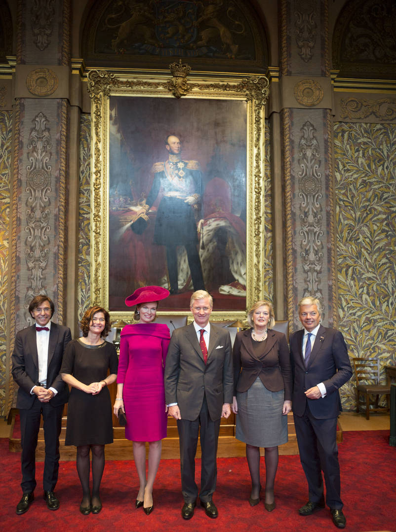 De Koning en Koningin der Belgen tezamen met de Voorzitters van de Eerste en Tweede Kamer, Eerste Minister Di Rupo en Minister van Buitenlandse Zaken Reynders