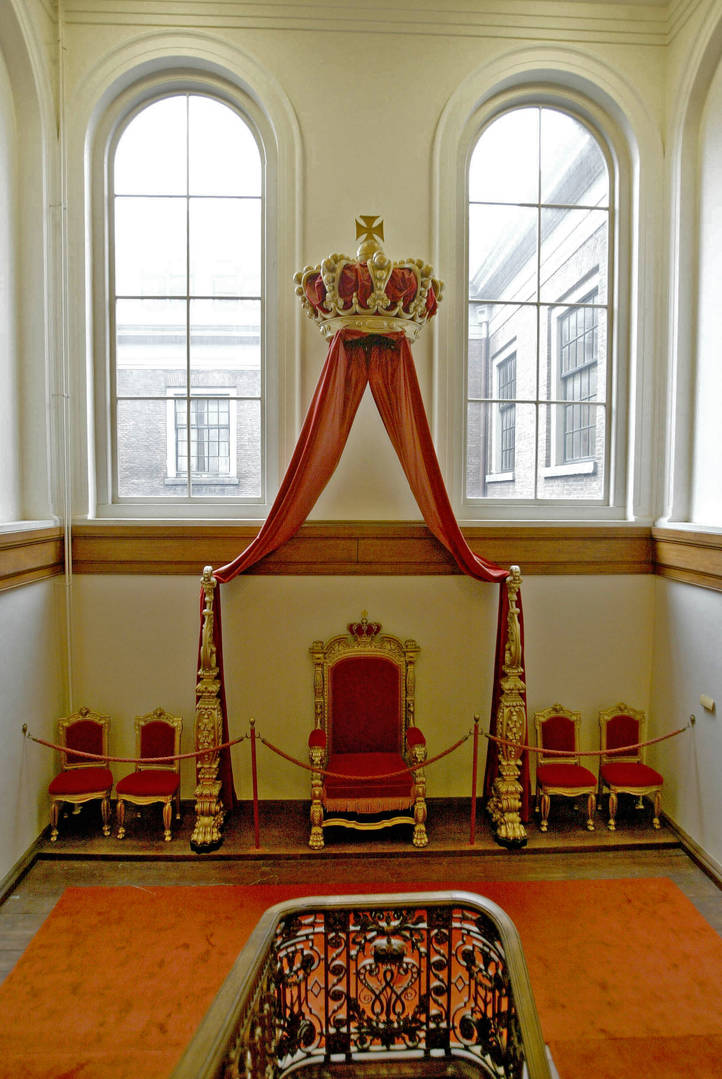 De troon in het trappenhuis van het Tweede Kamergebouw Binnenhof 1A.