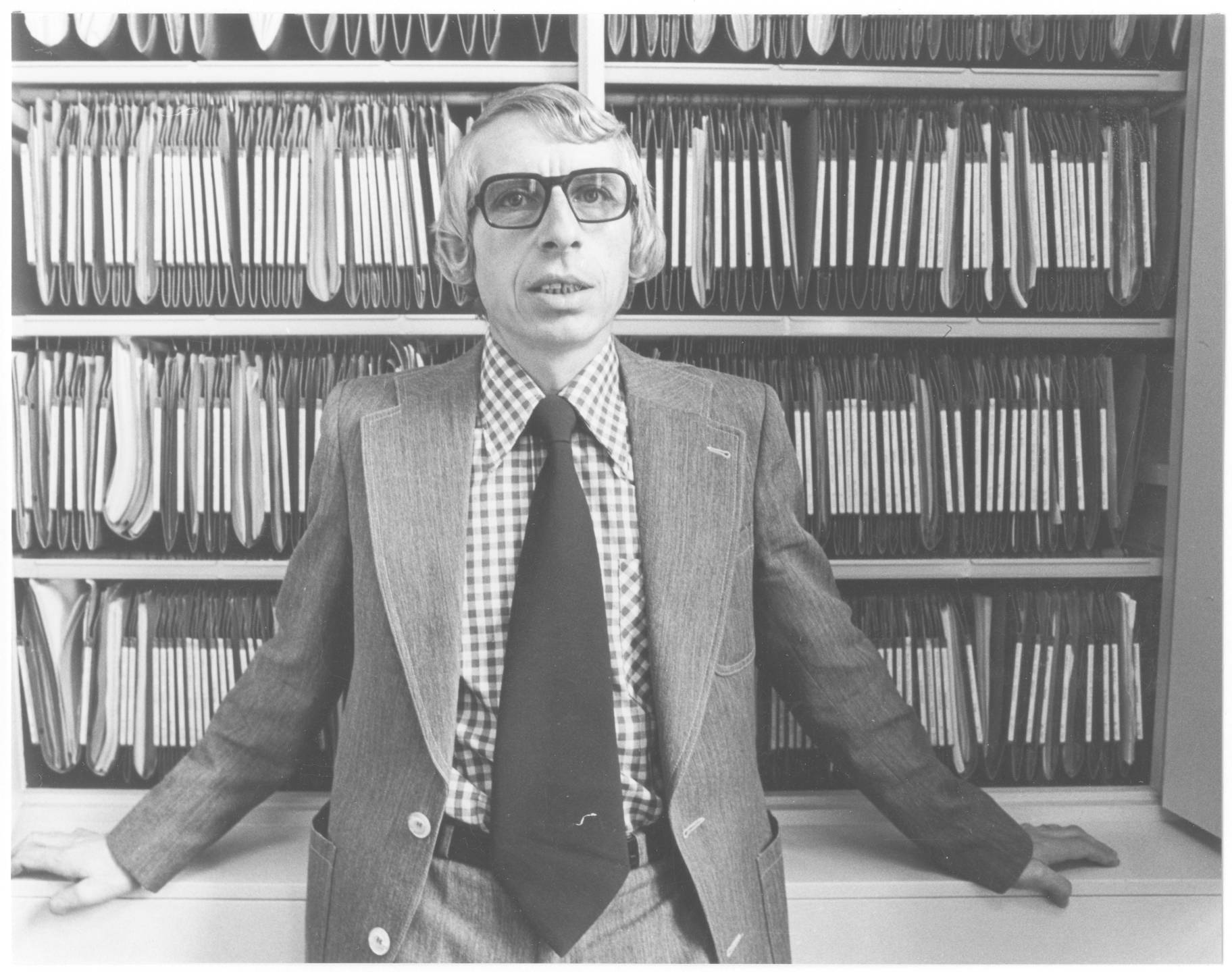 De heer Van de Brink, bureau-ambtenaar verzoekschriften Tweede Kamer. Foto Stokvis, Bureau Meyer, 1975. Foto: Haags Gemeente Archief.