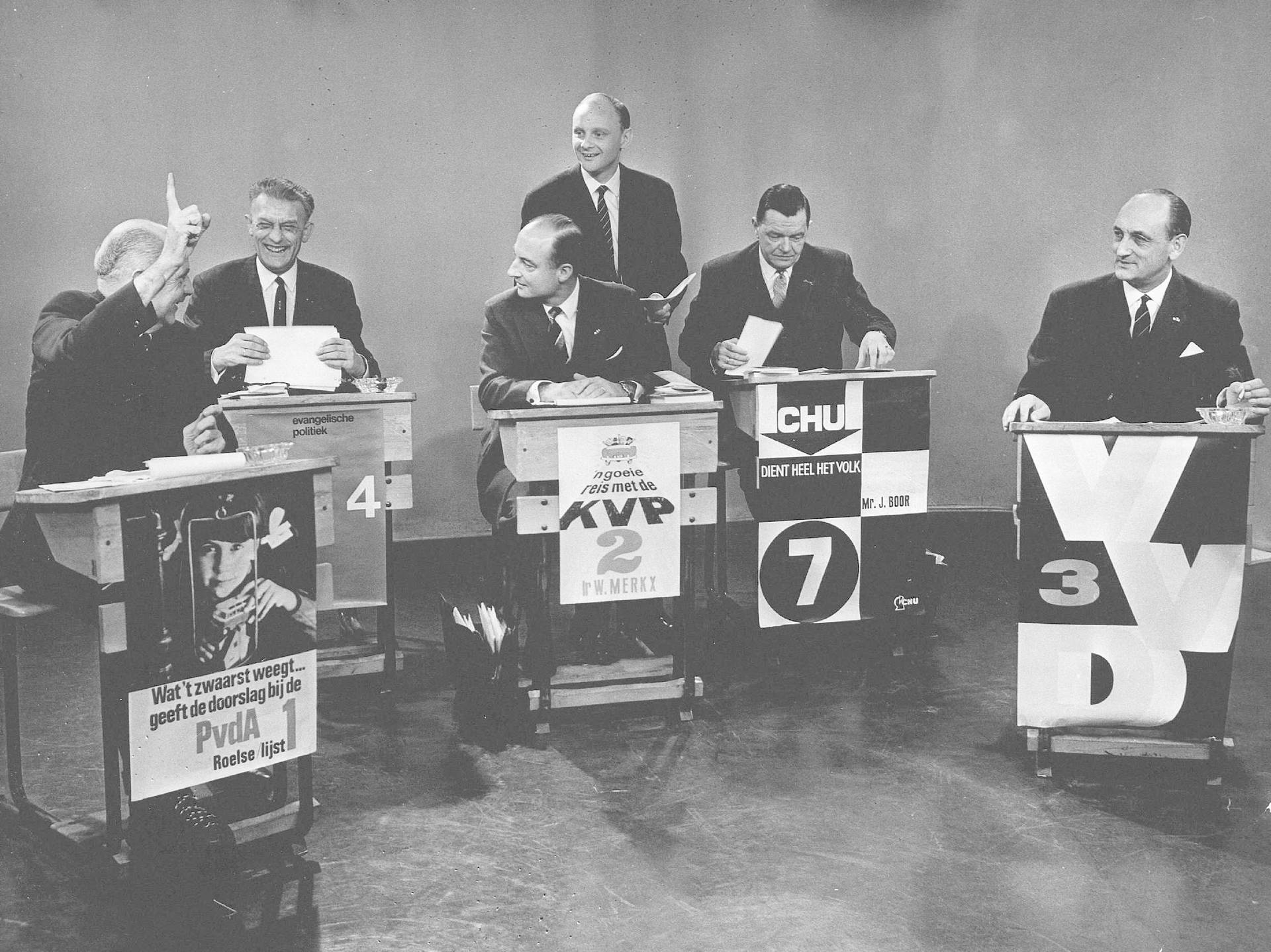 De fractieleiders van respectievelijk de PvdA, ARP, KVP, CHU en VVD in de televisiestudio in verband met de komende verkiezingen. Ferry Hoogendijk is de discussieleider, 22 maart 1966. Foto: ANP.