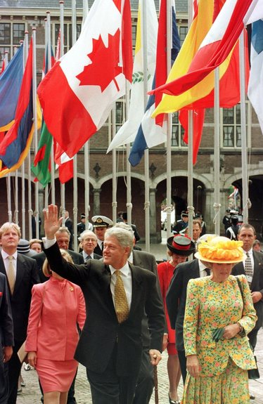 President Clinton en Koningin Beatrix arriveren op het Binnenhof voor de feestelijke Marshall herdenking, 28 mei 1997. Foto: Cor Mulder, ANP.