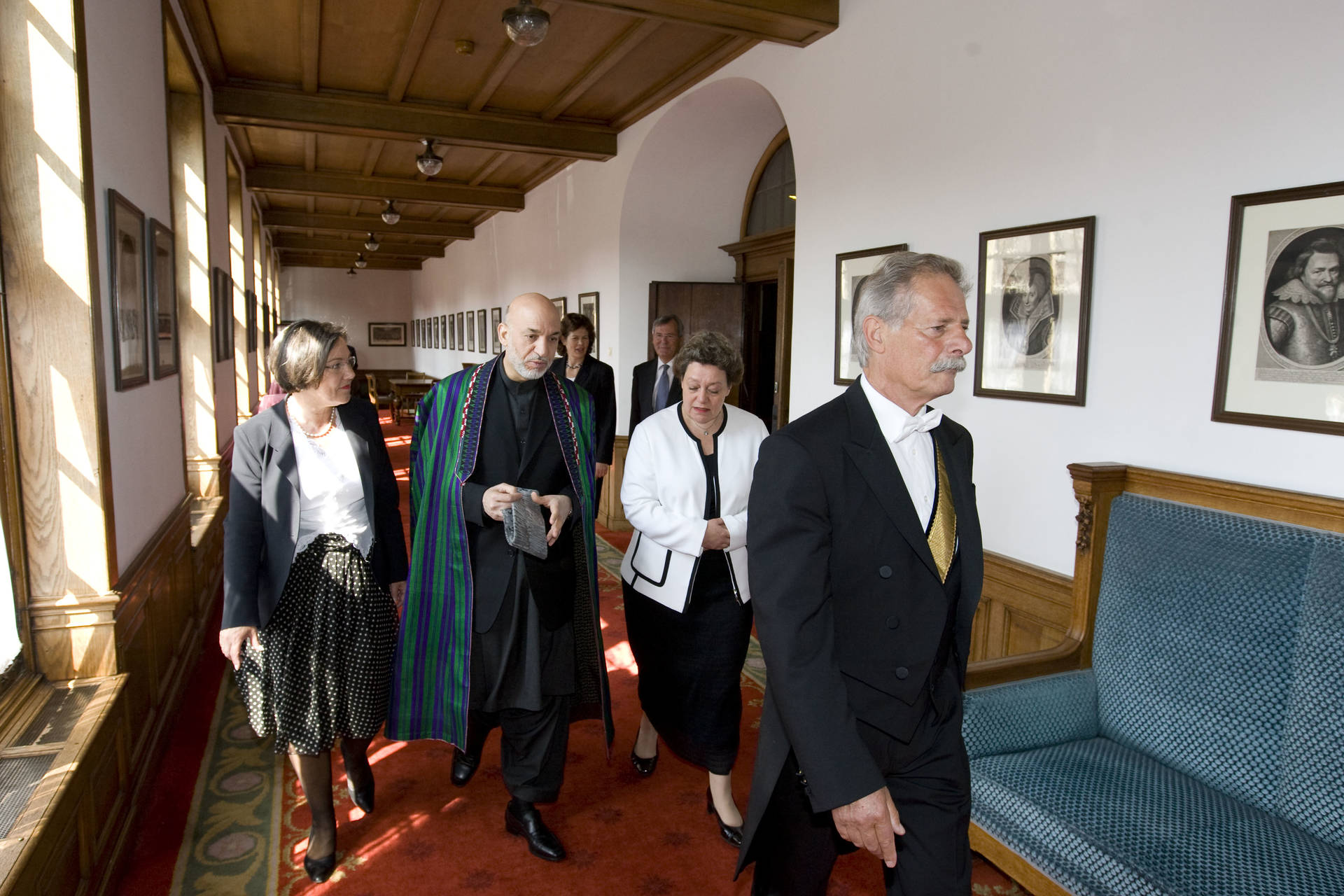 Kamerbewaarder Piet van Gils bij de ontvangst van de President van Afghanistan. Van Gils werkte ruim 20 jaar bij de Eerste Kamer.