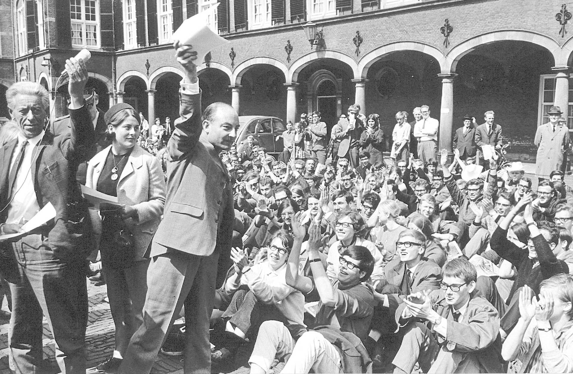 Drs. W.K.N. Schmelzer zwaait met de petitie die hem op het Binnenhof is aangeboden door de deelnemers aan de vredesmars van Pax Christi op 16 mei 1967. Foto Dick Coenen, ANP.