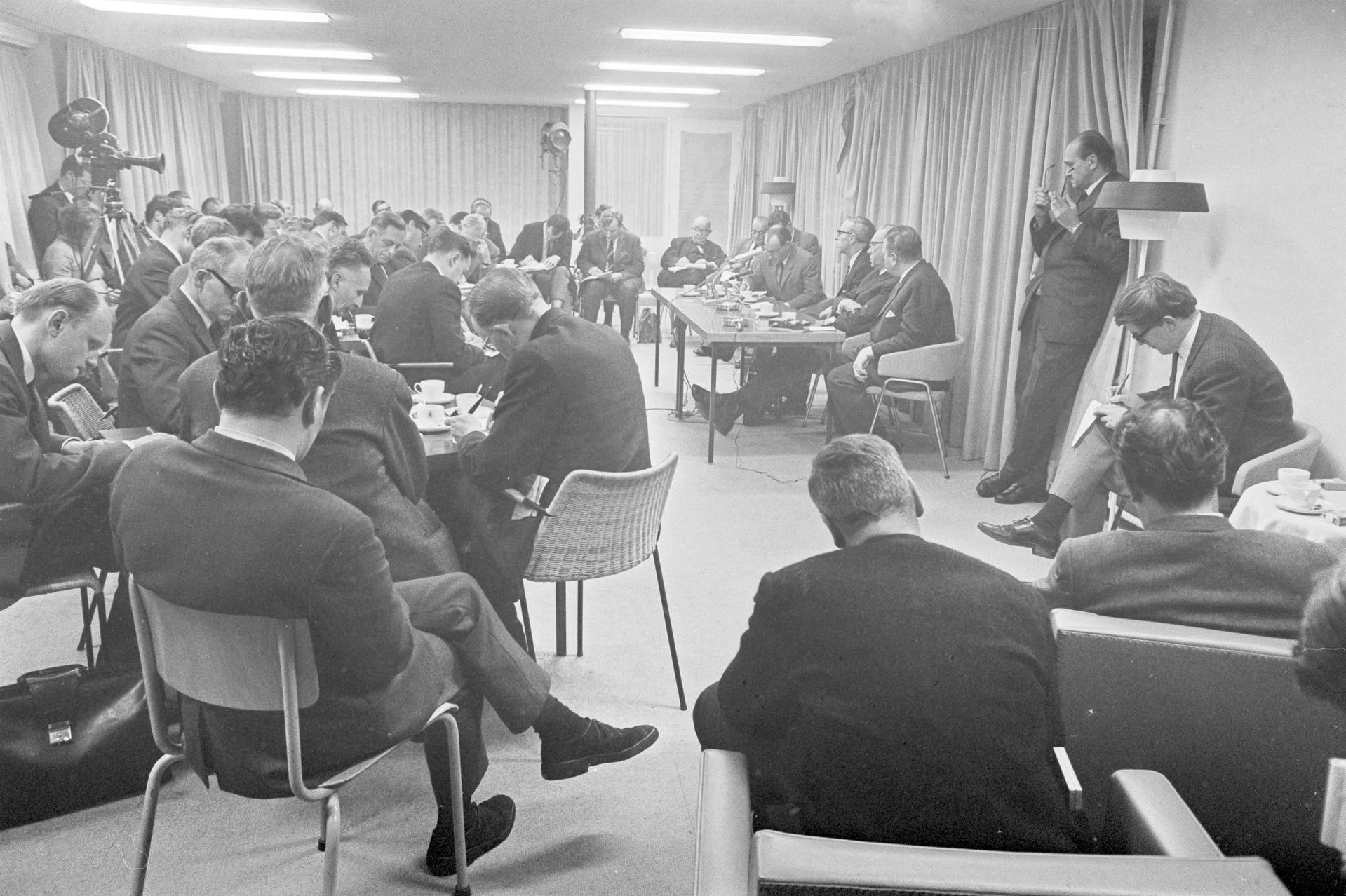 Het oude perscentrum Nieuwspoort tijdens de persconferentie van 21 november 1966, waarop premier Jelle Zijlstra het nieuwe kabinet bekendmaakte. Foto: Jacques Klok, ANP.