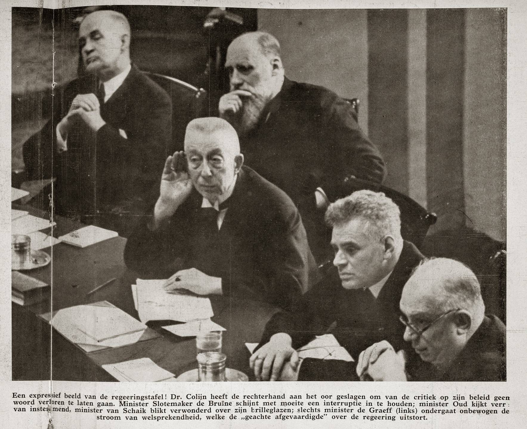 ‘Rechterhand aan het oor geslagen’. Foto: Erich Salomon, in: Het Leven, 22 febr. 1936.