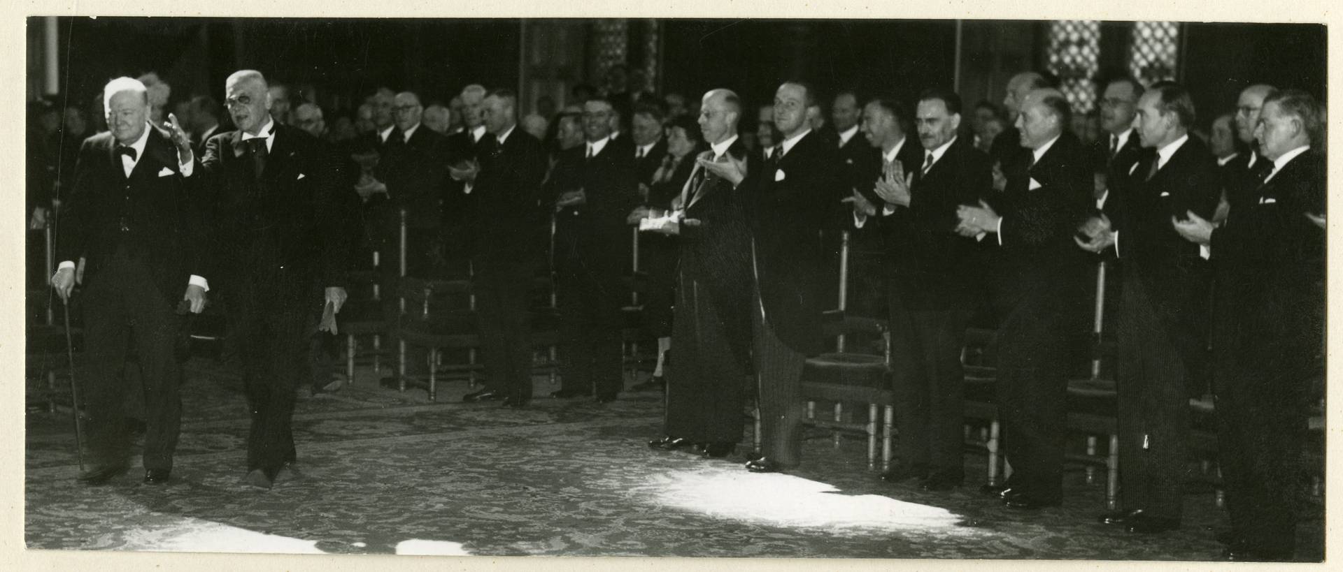 Winston Churchill betreedt onder applaus van de Eerste en Tweede Kamerleden de Verenigde Vergadering in de Ridderzaal, 9 mei 1946. Foto: Haags Gemeente Archief.