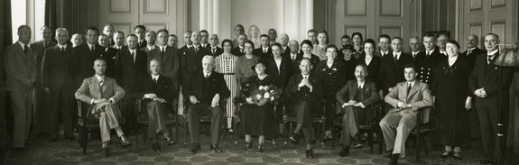 Afscheid van de heer J.G. Pippel als directeur van de griffie van de Tweede Kamer. Foto: 1938, Haags Gemeente Archief.