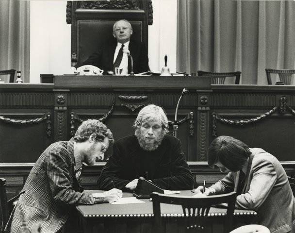 Stenografen aan het werk in de Tweede Kamer, met op de achtergrond voorzitter Anne Vondeling. Fotobureau Meyer, 1973. Foto: Haags Gemeente Archief.