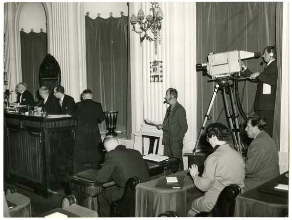 Televisie in de Tweede Kamer, geheel links de voorzitter van de Kamer, Leonardus Kortenhorst, 10 maart 1955. Foto: Haags Gemeente Archief.