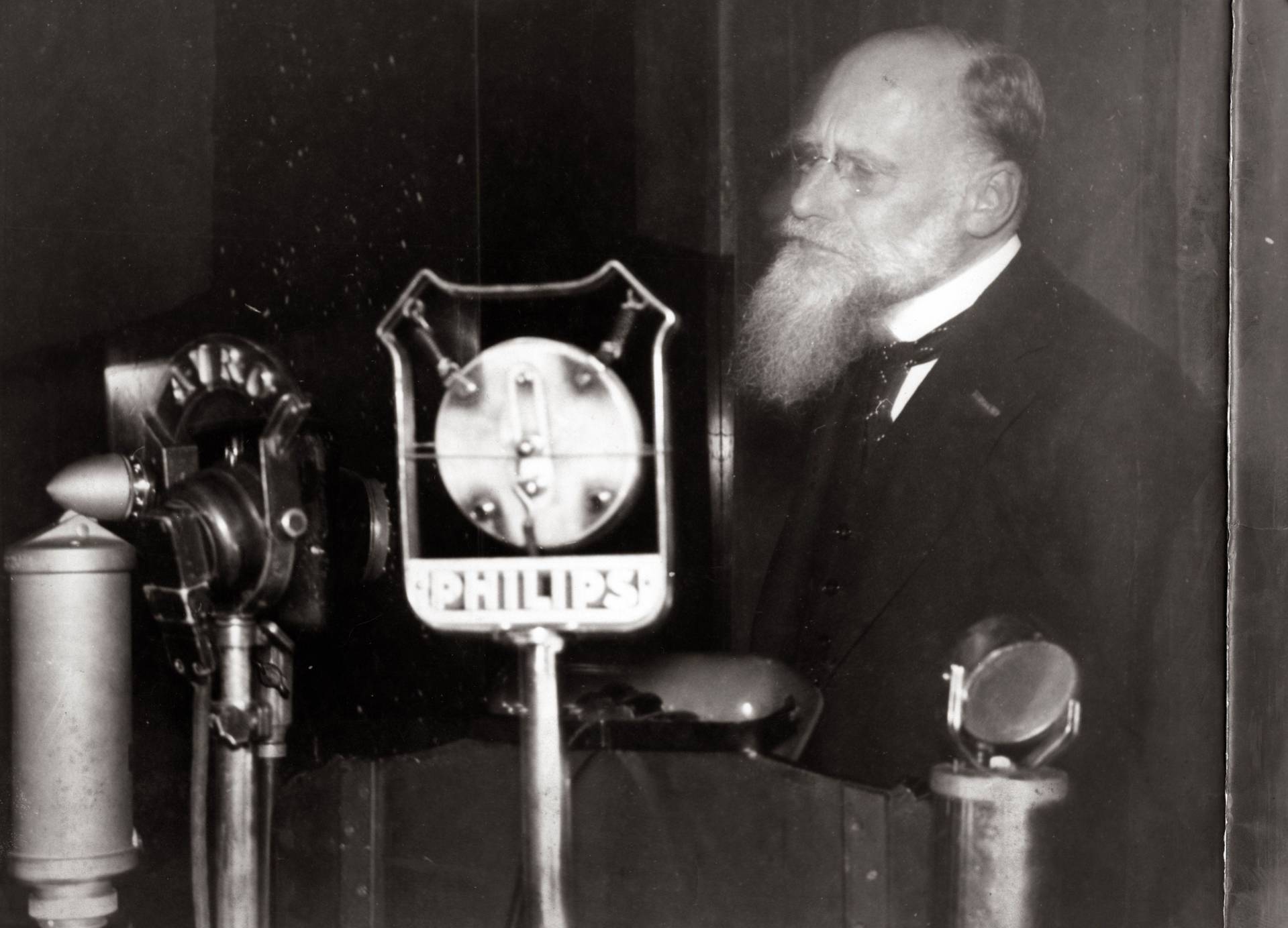 Prof. J.R. Slotemaker de Bruïne, Eerste en Tweede Kamerlid voor de CHU in de periode 1922-1941, sprekend achter een AVRO en een Philips microfoon, ca. 1930. Foto: Spaarnestad Photo.